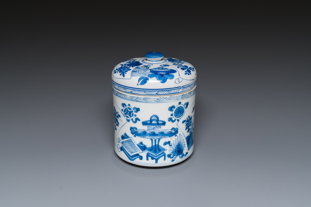 Een Chinese blauw-witte dekselpot met decor van antiquiteiten, Kangxi