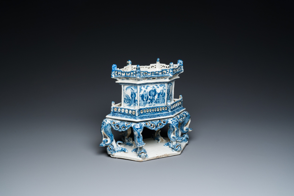 A rare Chinese blue and white 'chanab' altar stand, 19th C.