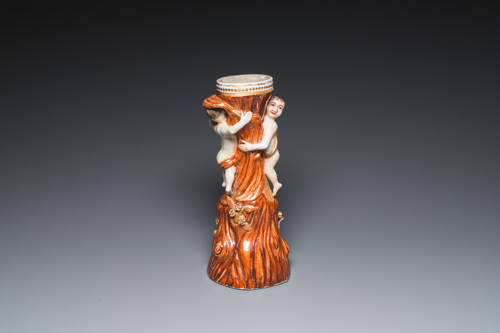 Socle en porcelaine de Chine figurant deux gar&ccedil;ons sur fond en faux-bois, Qianlong