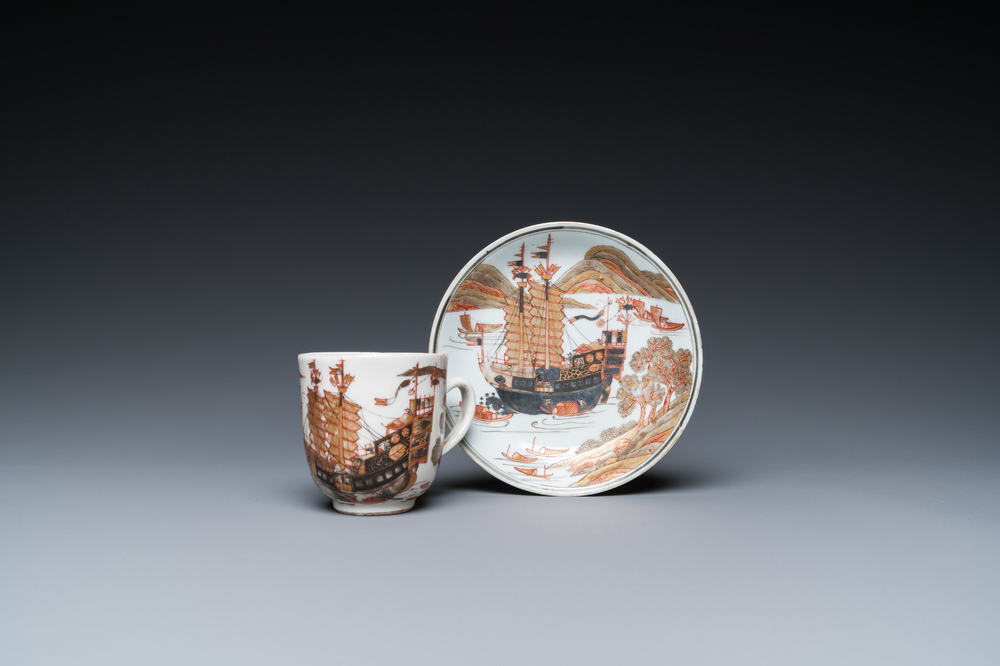 Rare tasse et soucoupe en porcelaine de Chine &agrave; d&eacute;cor d'un navire marchand en dor&eacute;, grisaille et rouge de fer, Yongzheng/Qianlong