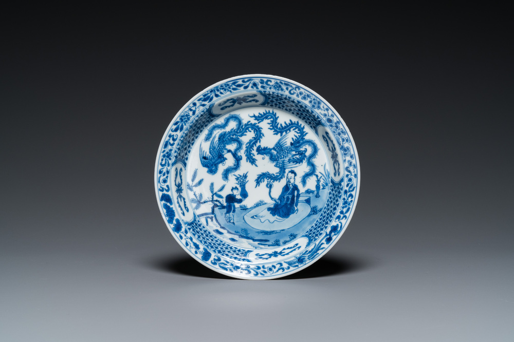 Assiette en porcelaine de Chine en bleu et blanc &agrave; d&eacute;cor de deux ph&eacute;nix et un immortel, Kangxi/Yongzheng