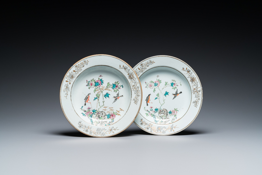 Paire de plats en porcelaine de Chine famille rose &agrave; d&eacute;cor de pies et de pivoines, Yongzheng/Qianlong