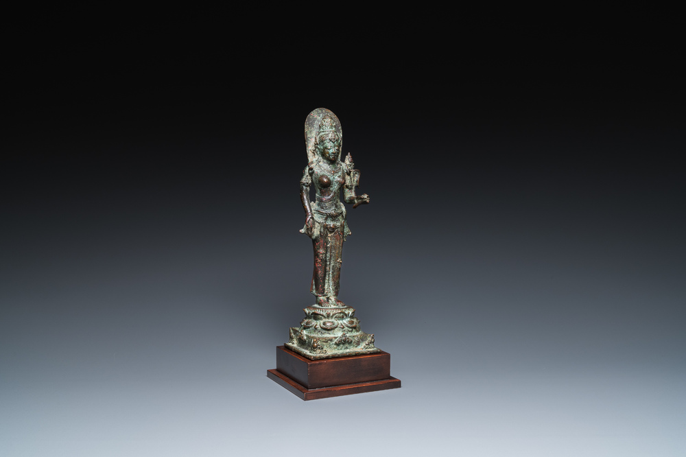 Een Javaanse bronzen sculptuur van de godin Dewi Tara, Majapahit koninkrijk, Indonesi&euml;, wellicht 14e eeuw