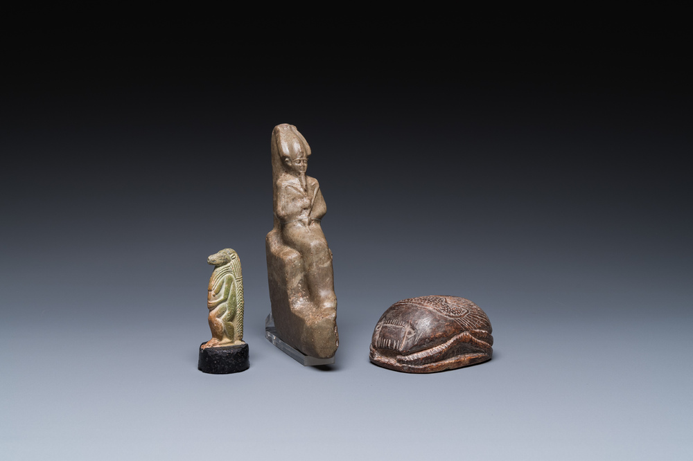 Een sculptuur van Osiris in groene steen, een scarabee in steatiet en een Thot in groene frit, Egypte, Nieuwe Rijk tot Ptolema&iuml;sche periode