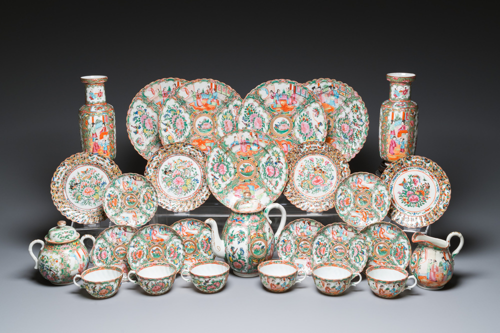 Collection de 28 pi&egrave;ces en porcelaine de Chine famille rose de Canton, 19&egrave;me