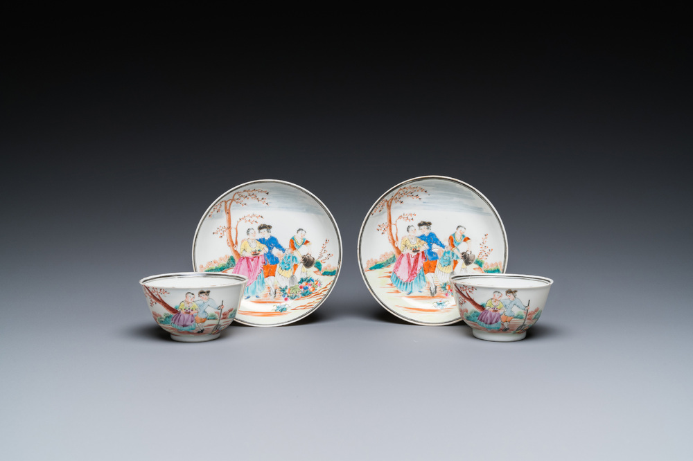Paire de tasses et soucoupes en porcelaine de Chine famille rose &agrave; sujet europ&eacute;en, Qianlong