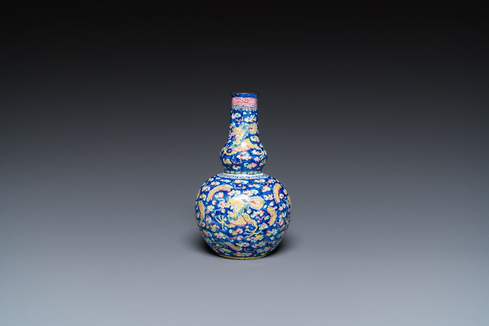 Vase de forme double gourde en &eacute;maux de Canton &agrave; d&eacute;cor de dragons, Chine, marque de Shangxin 赏心, Qianlong