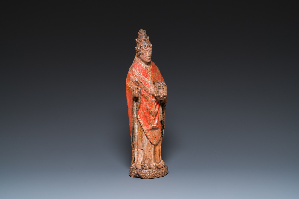 Een gepolychromeerde notelaren sculptuur van Paus Nicolaas V, Noord-Frankrijk, 15e eeuw