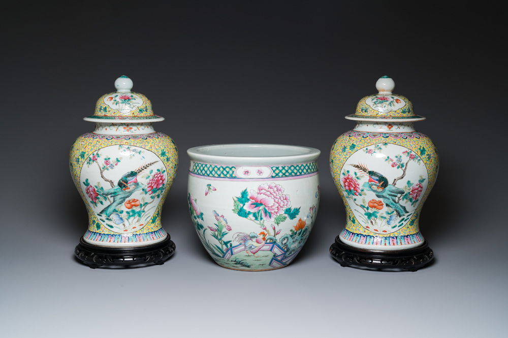 Une paire de vases couverts et une jardini&egrave;re en porcelaine de Chine famille rose, 19/20&egrave;me