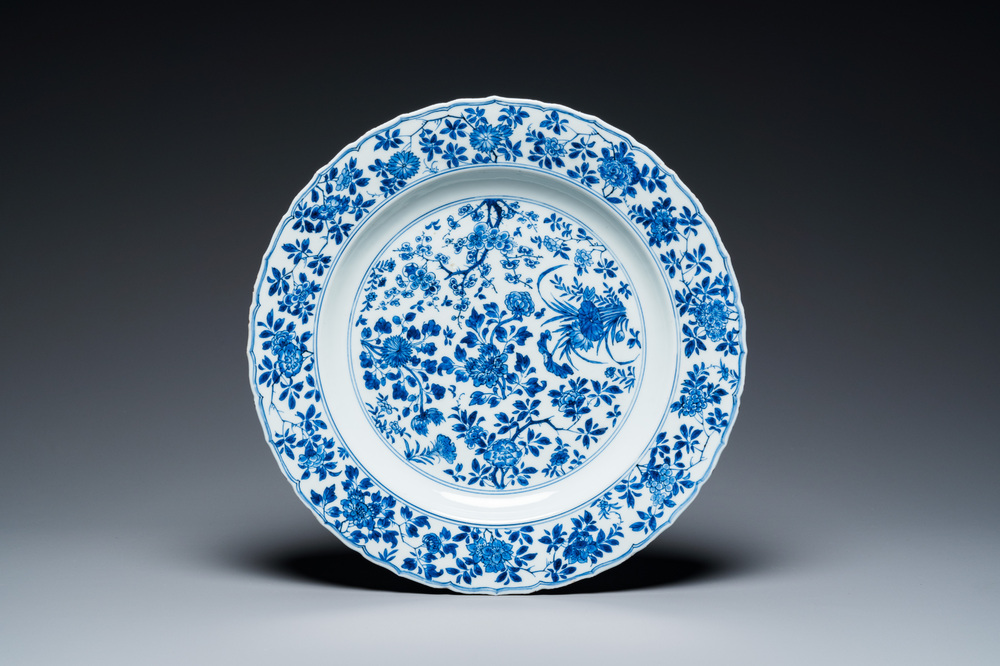 Plat en porcelaine de Chine en bleu et blanc &agrave; d&eacute;cor des quatre saisons, marque et &eacute;poque de Kangxi