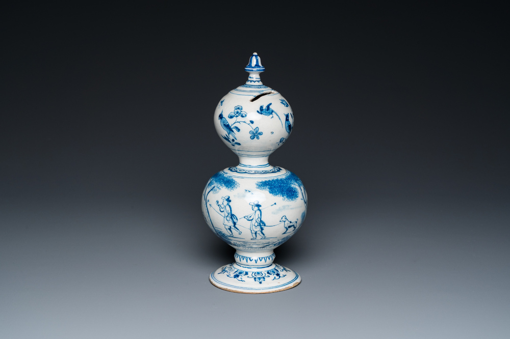 Tirelire de forme double gourde en fa&iuml;ence de Delft en bleu et blanc, dat&eacute;e 1732