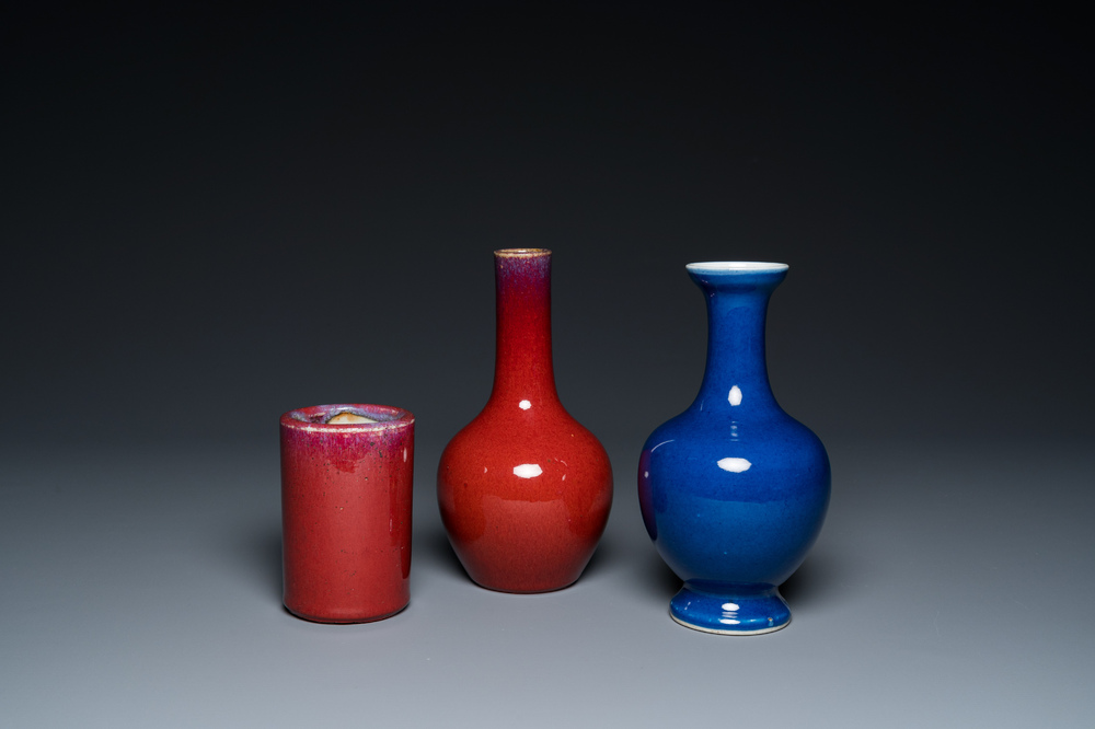 Deux vases et un pot &agrave; pinceaux en porcelaine de Chine en sang de boeuf et bleu poudr&eacute; monochrome, 18/19&egrave;me