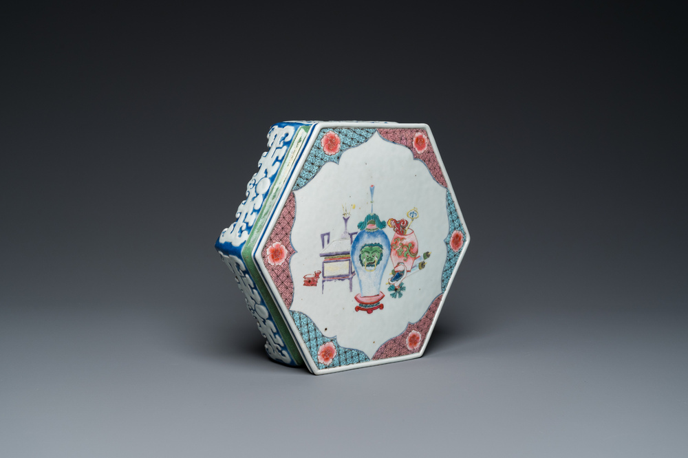 Een zeldzame Chinese hexagonale famille rose sokkel met decor van antiquiteiten, Yongzheng