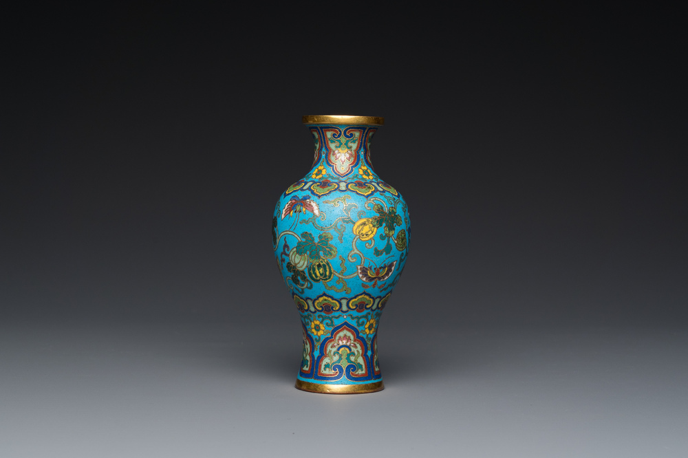 Een zeer mooie Chinese cloisonn&eacute; vaas met turquoise fondkleur, Qianlong