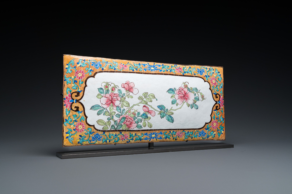 Een grote rechthoekige Chinese plaquette met fraai floraal decor op goudgele fondkleur, Yongzheng