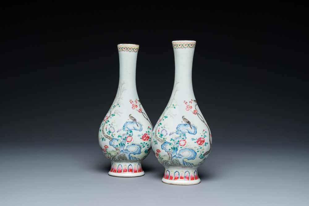 Paire de vases de forme bouteille en porcelaine de Chine famille rose, Jiaqing