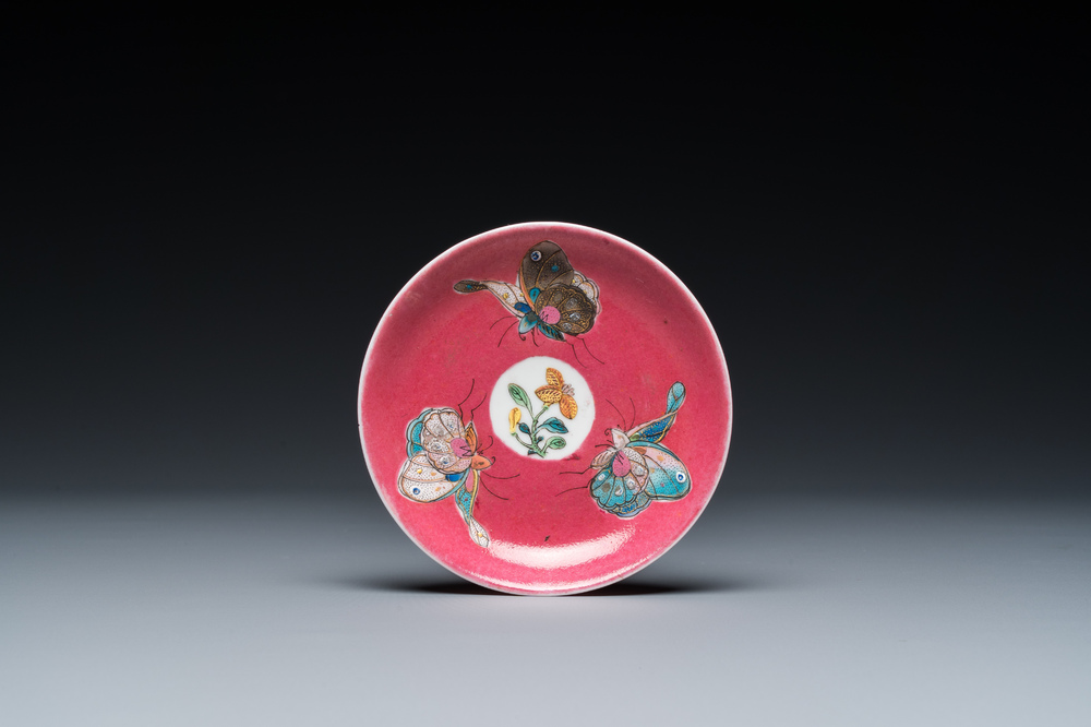 Rare soucoupe en porcelaine de Chine famille rose &agrave; d&eacute;cor de trois papillons sur fond rouge de rubis, Yongzheng