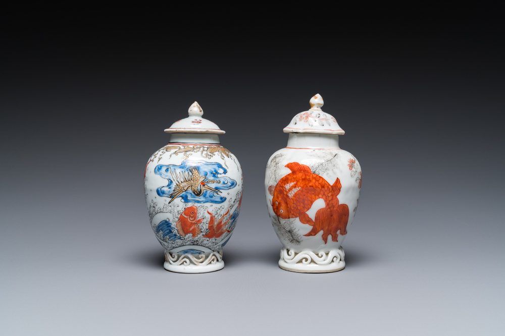 Deux bo&icirc;tes &agrave; th&eacute; en porcelaine de Chine &agrave; d&eacute;cor de carpes en bleu, blanc et rouge de fer, Yongzheng