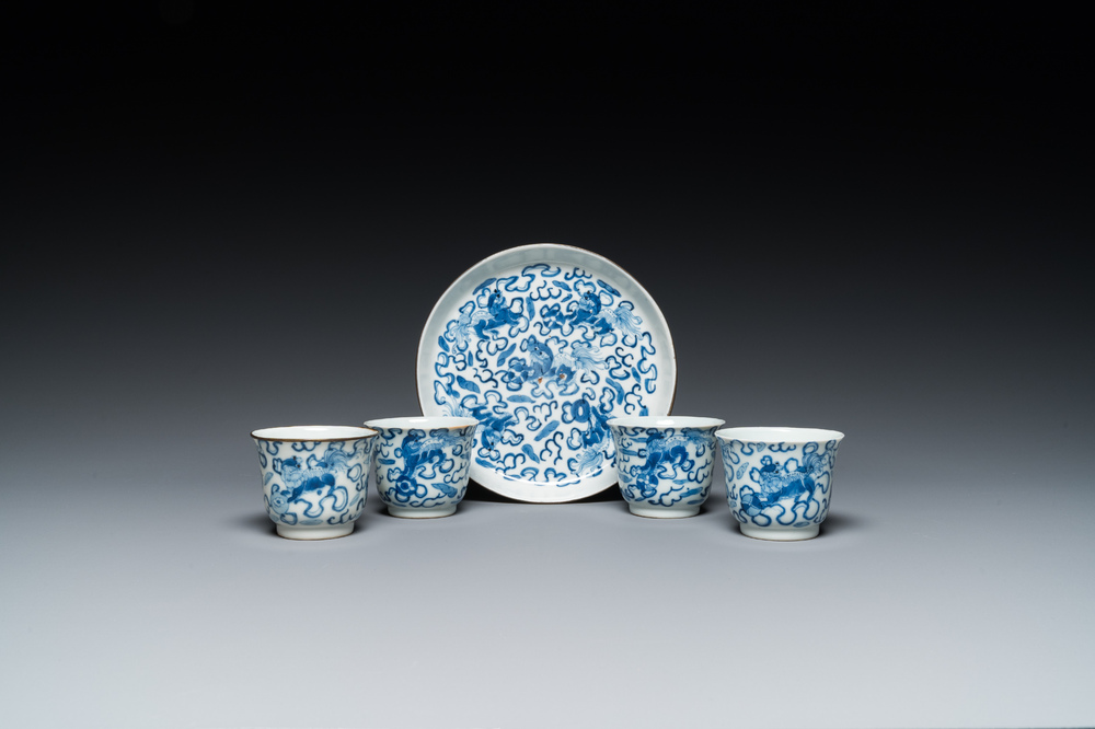 Vier Chinese blauw-witte koppen en hun dienblad met boeddhistische leeuwen, Shun Li Kun Ji mark, 19e eeuw