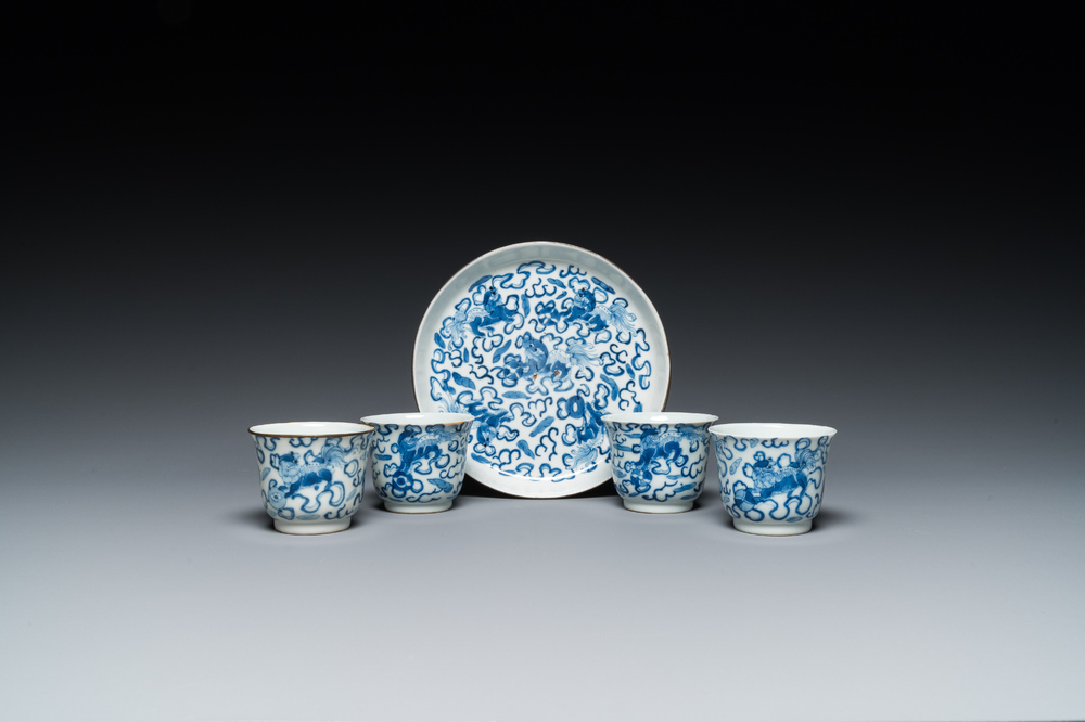 Quatre tasses sur leur plateau en porcelaine de Chine en bleu et blanc, marque Shun Li Kun Ji, 19&egrave;me