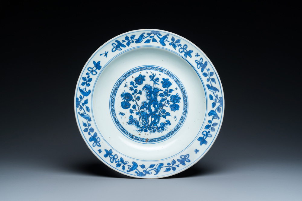 Plat en porcelaine de Chine en bleu et blanc, marque et probablement &eacute;poque de Longqing