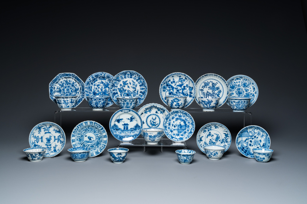 Treize tasses et soucoupes en porcelaine de Chine en bleu et blanc, Kangxi