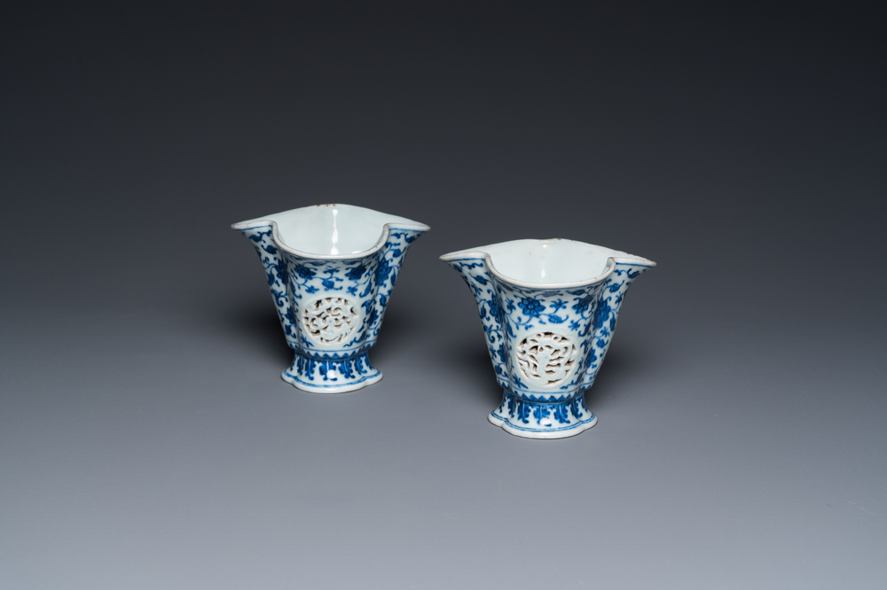 Paire de gobelets ajour&eacute;s et &agrave; double parois en porcelaine de Chine en bleu et blanc &agrave; d&eacute;cor de rinceaux de lotus de style Ming, Qianlong