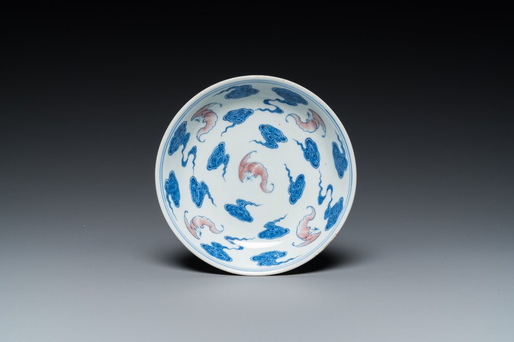 Coupe en porcelaine de Chine en bleu, blanc et rouge de cuivre &agrave; d&eacute;cor de chauve-souris et nuages, marque de Qianlong mais probablement post&eacute;rieur