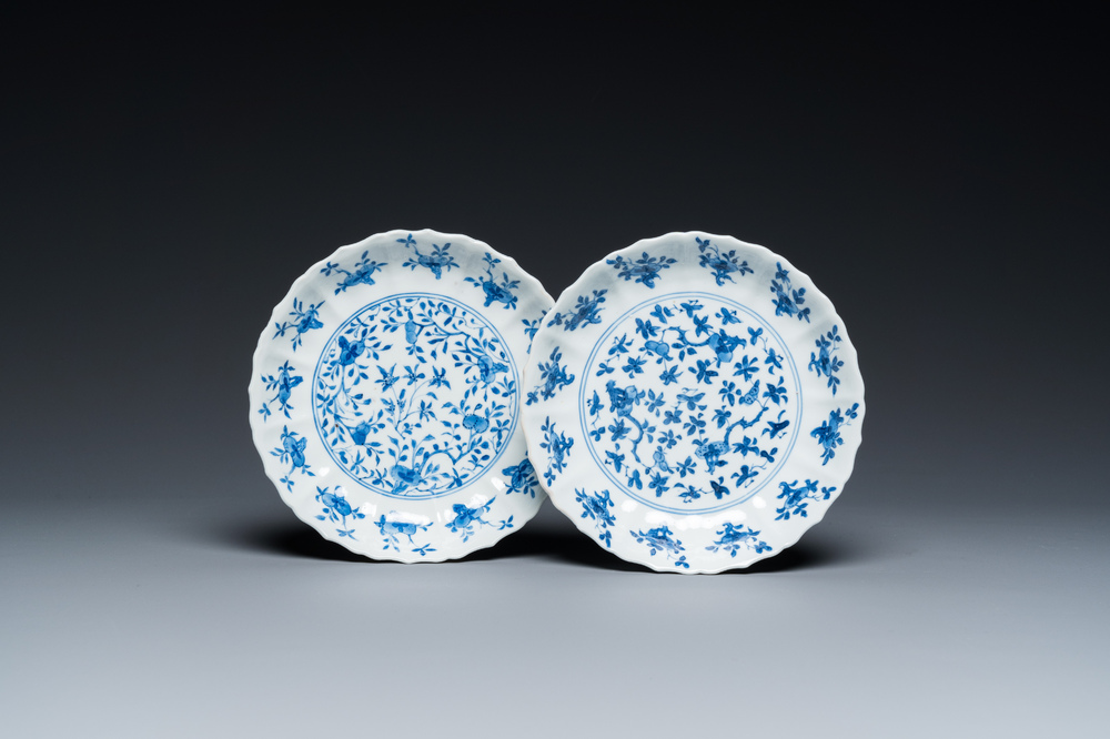 Paire d'assiettes en porcelaine de Chine en bleu et blanc, marque et &eacute;poque de Kangxi