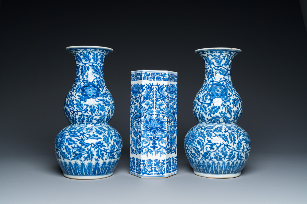 Trois vases en porcelaine de Chine en bleu et blanc, 19&egrave;me