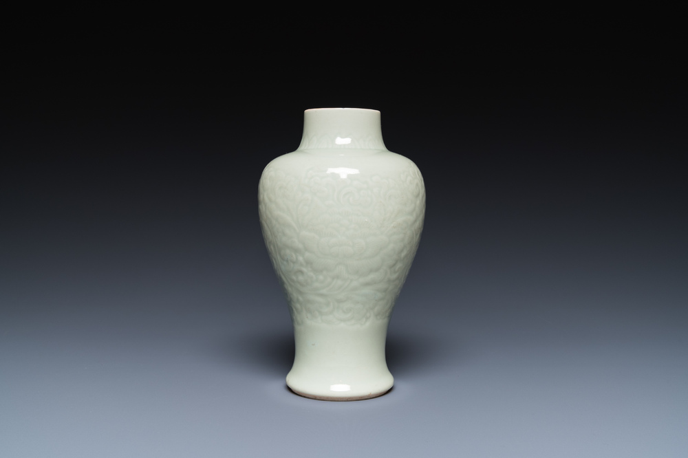 Een Chinese celadon-geglazuurde vaas met onderglazuur floraal decor, Kangxi