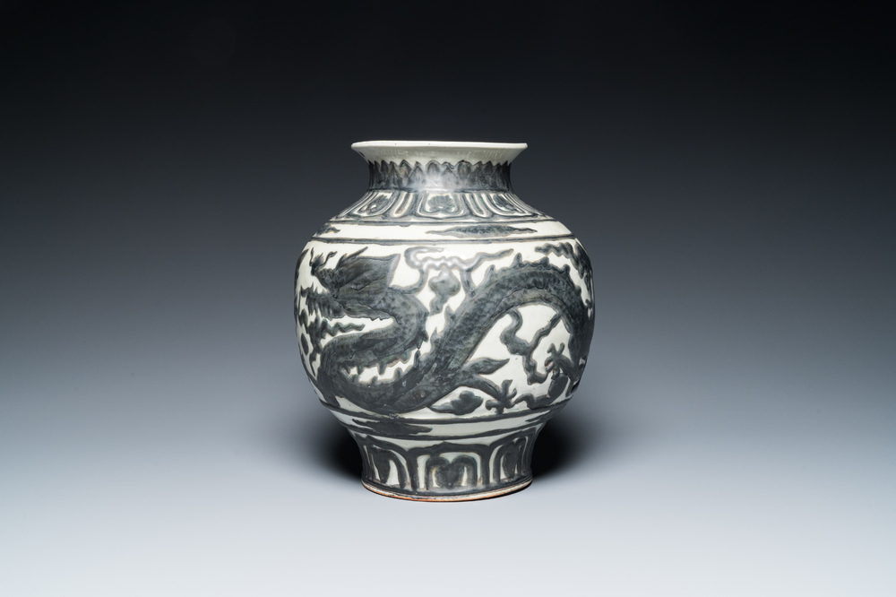 Vase en porcelaine de Chine de style Nankin &agrave; d&eacute;cor de dragons en relief, 18/19&egrave;me