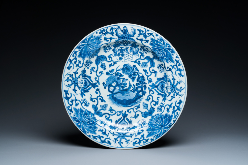 Een Chinese blauw-witte schotel met het wapen van 'Pelgrom' voor de Nederlandse markt, Kangxi