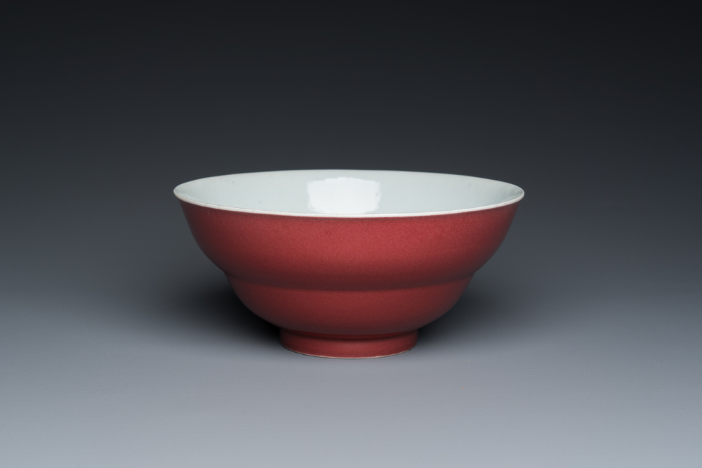 Bol en porcelaine de Chine en rouge monochrome dit 'foie de mulet', marque et &eacute;poque de Qianlong