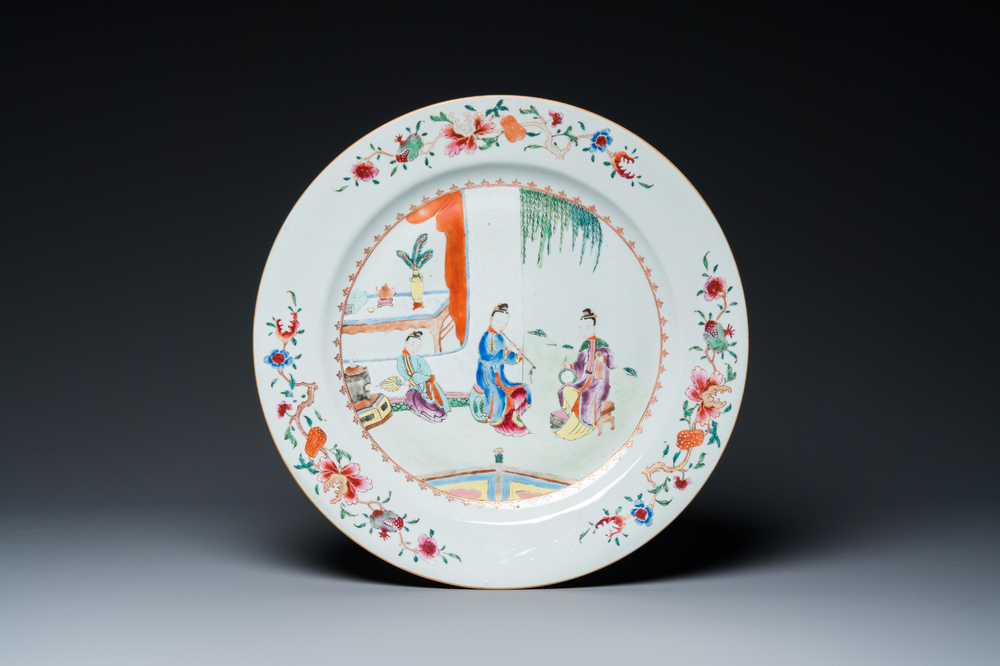 Plat en porcelaine de Chine famille rose &agrave; d&eacute;cor de musiciennes, Qianlong