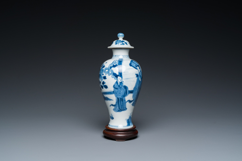 Een Chinese blauw-witte dekselvaas, Yu merk, Kangxi