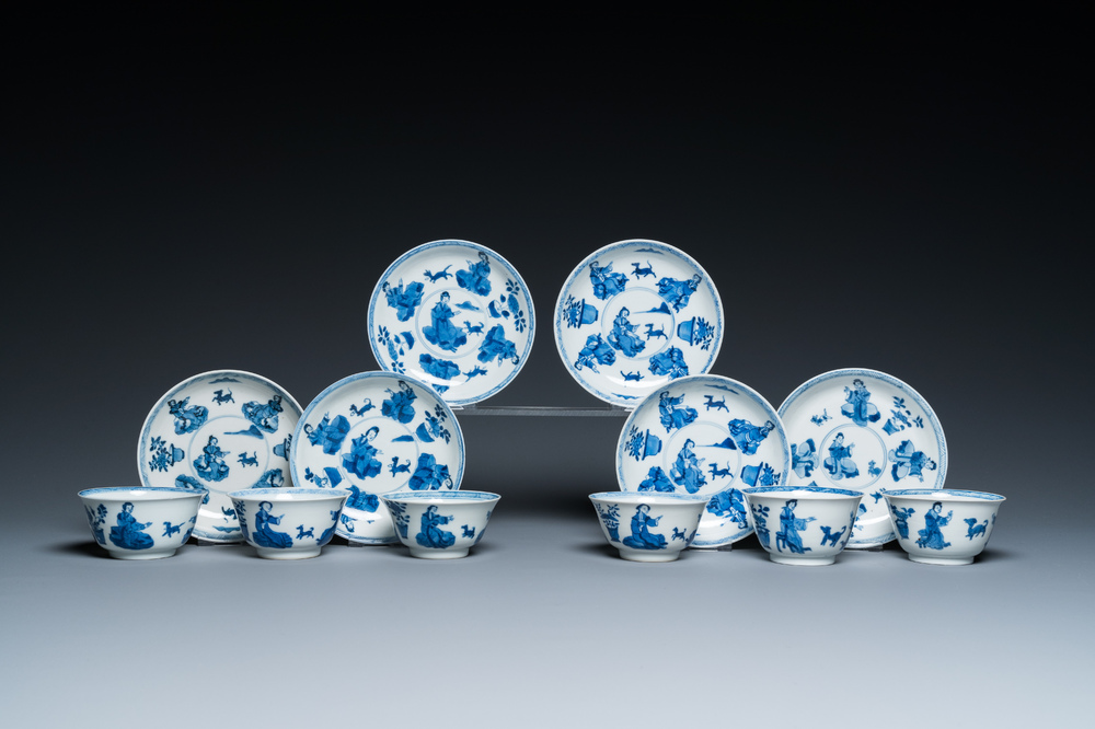 Zes Chinese blauw-witte koppen en schotels met dames met hondjes, Kangxi