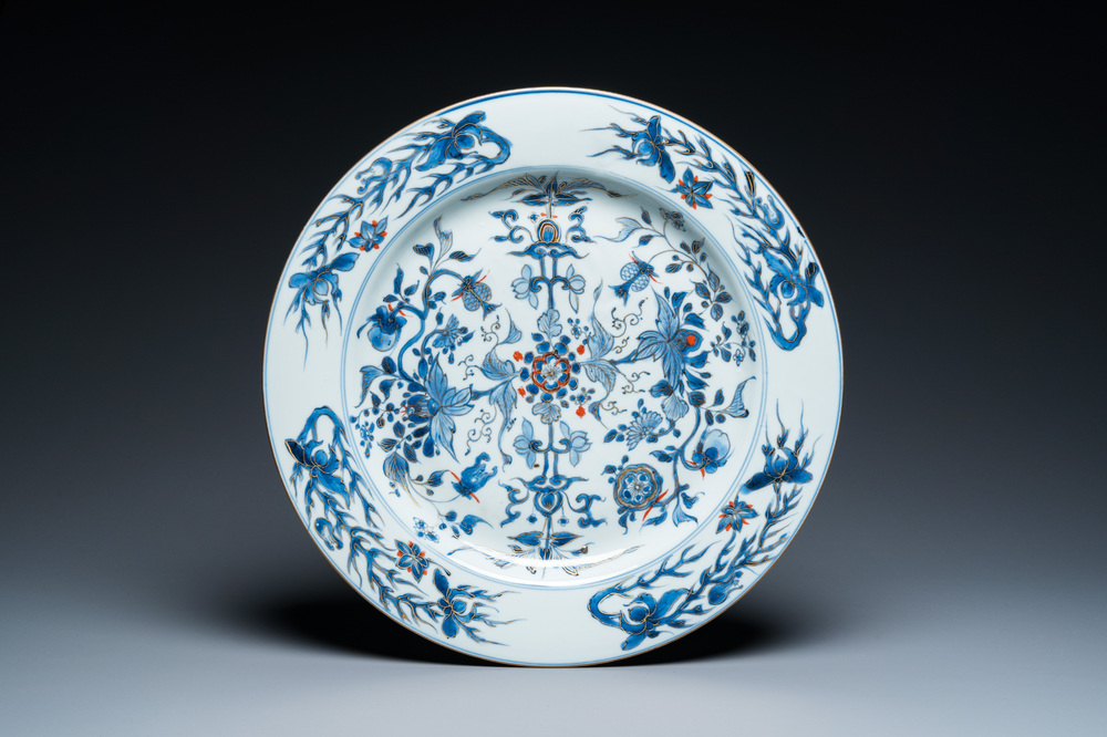 Plat en porcelaine de Chine en bleu et blanc aux rehauts en dorure et rouge de fer, Yongzheng