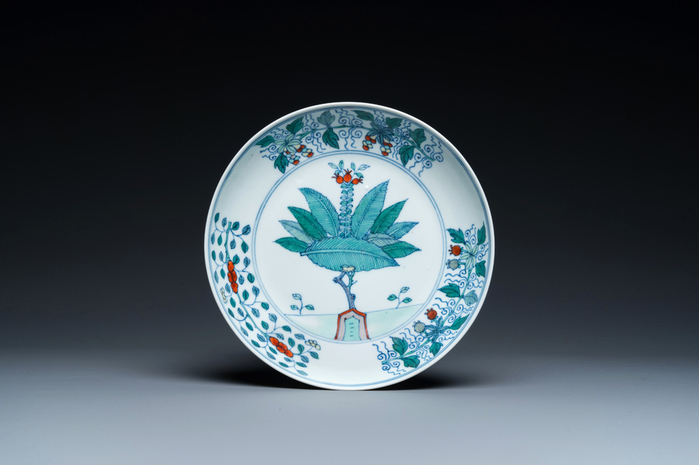 Assiette en porcelaine de Chine doucai, marque de Chenghua, Kangxi