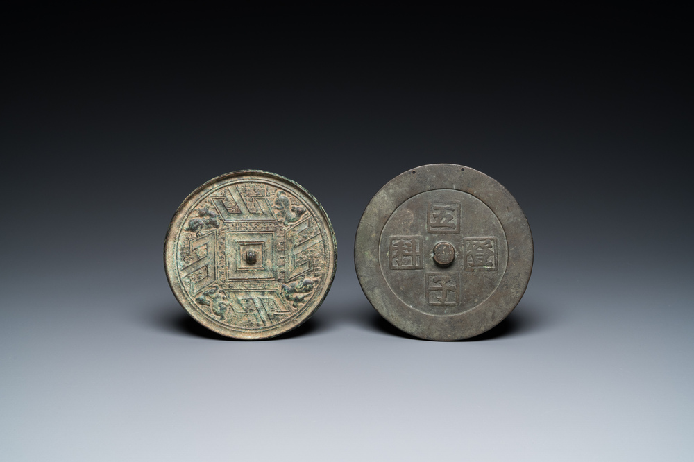Twee Chinese bronzen spiegels, Tang of later