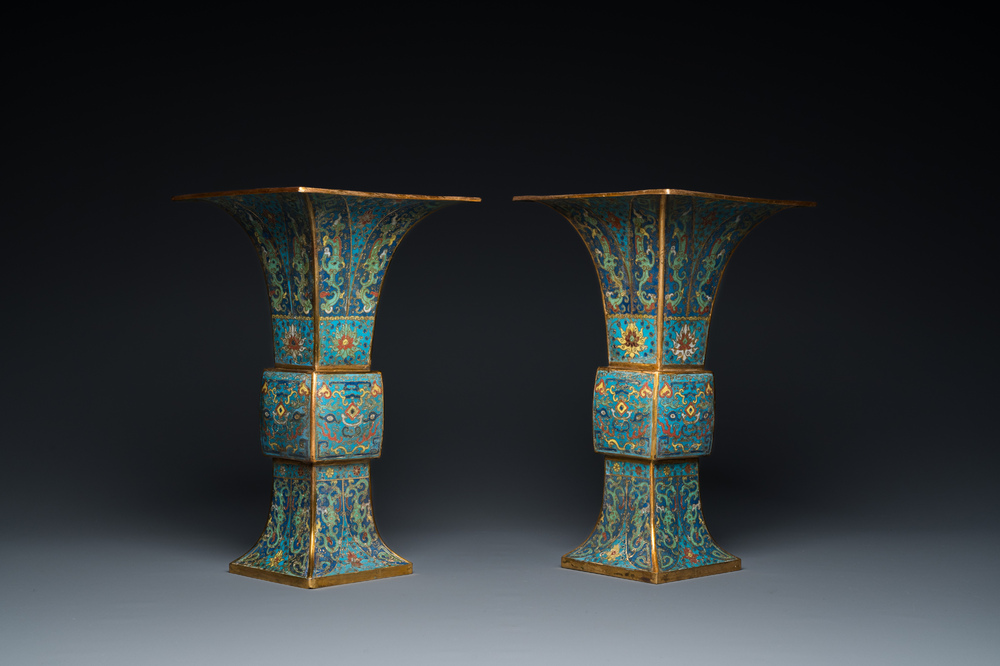 Paire de vases de forme 'gu' en &eacute;maux cloisonn&eacute;s, Chine, Kangxi