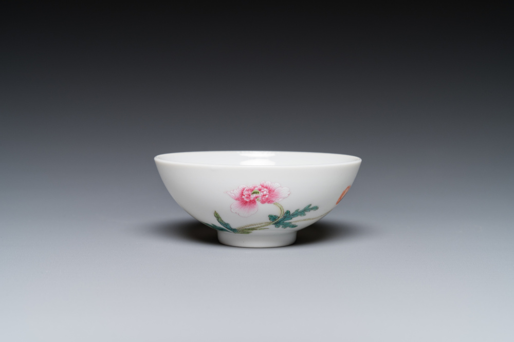 Bol en porcelaine de Chine famille rose &agrave; d&eacute;cor floral, marque de Yongzheng, 20&egrave;me