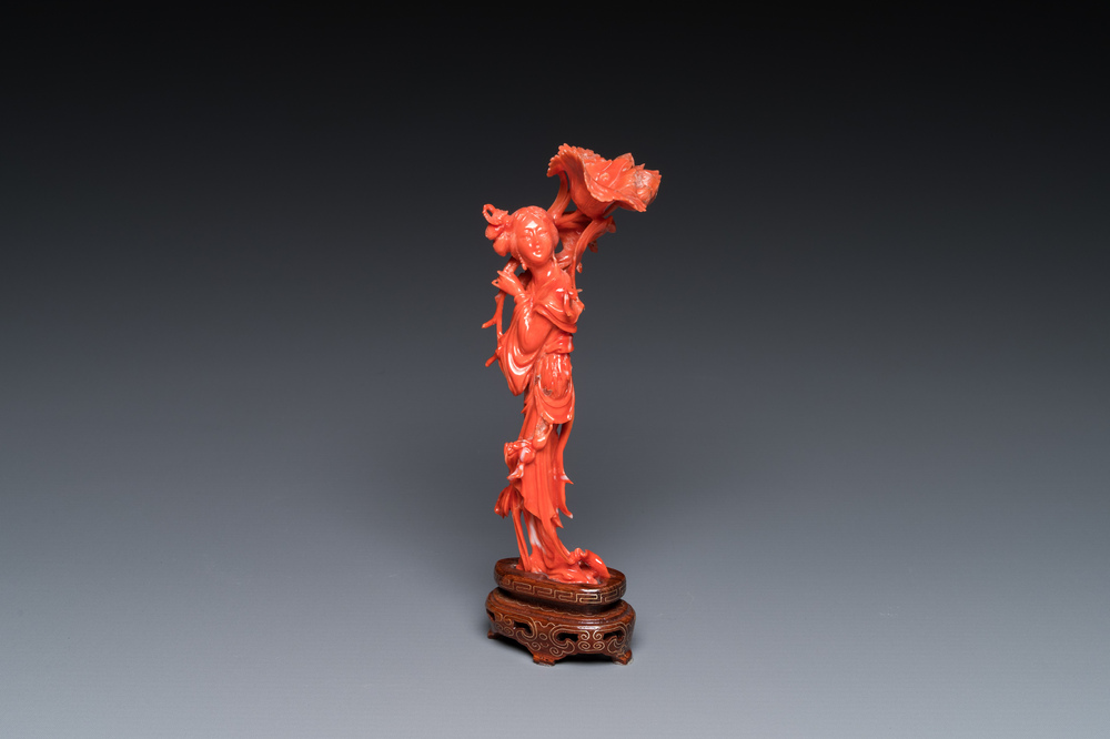 Sculpture d'une femme debout tenant une fleur en corail rouge, Chine, 19/20&egrave;me