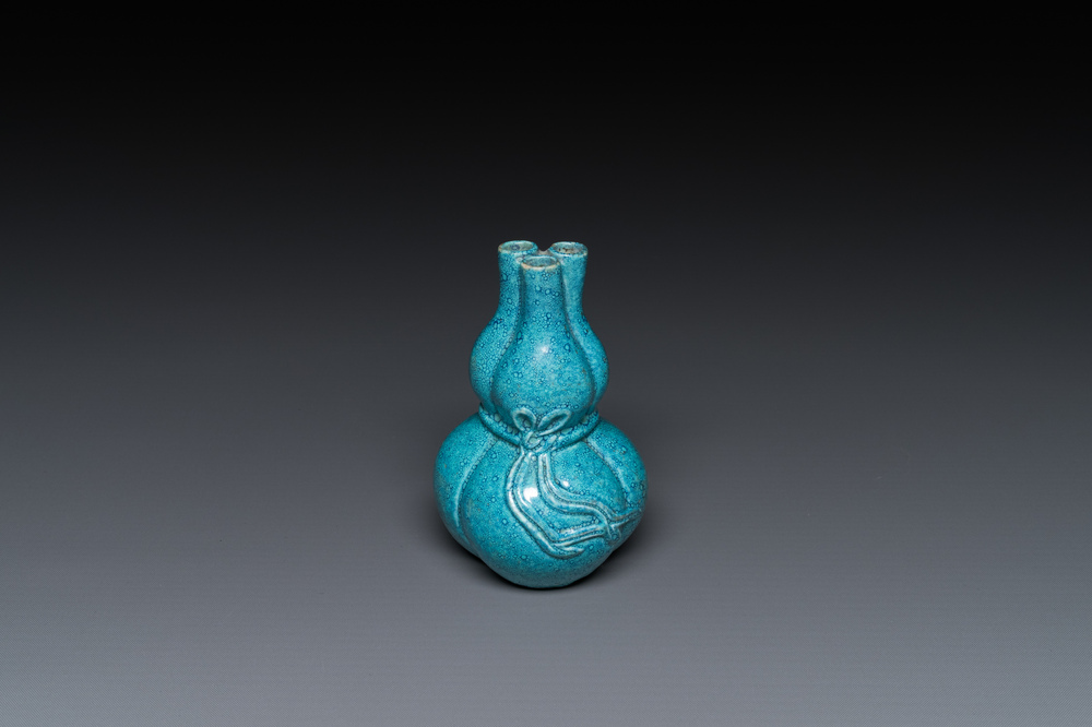 Petit vase de forme double gourde &agrave; trois cols en porcelaine de Chine &agrave; &eacute;mail &oelig;uf de rouge-gorge, 19/20&egrave;me