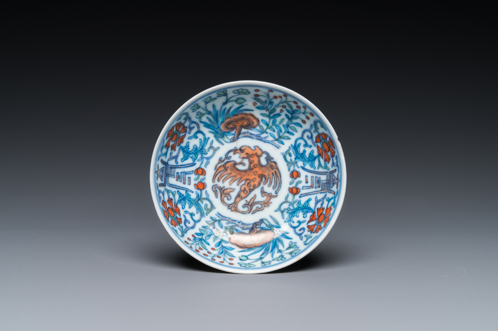 Een Chinees doucai schoteltje met een feniks, Jiaqing merk, 19e eeuw