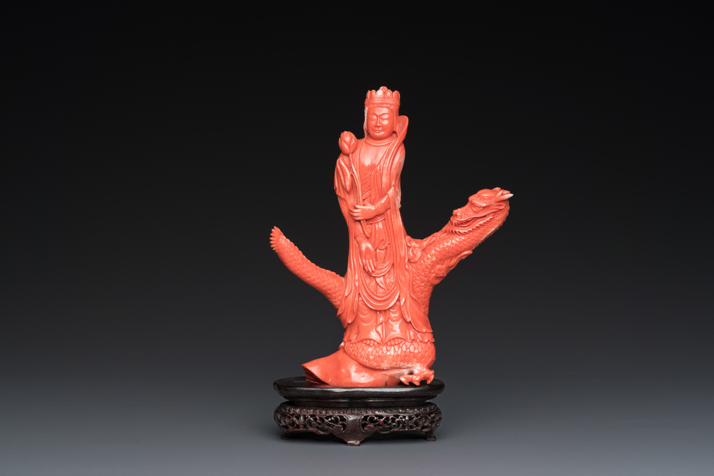 Groupe en corail rouge sculpt&eacute; figurant un prince debout sur un dragon, Chine, 19/20&egrave;me