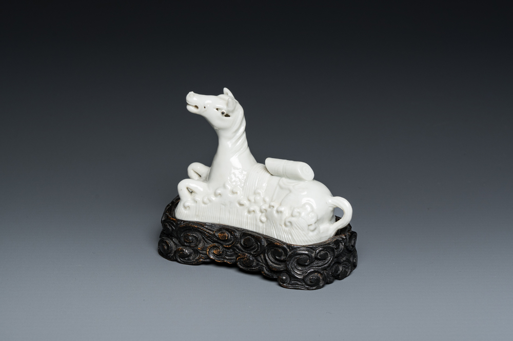 Repose-pinceaux en forme de cheval couch&eacute; dans des vagues en porcelaine de Chine en blanc monochrome, 18&egrave;me