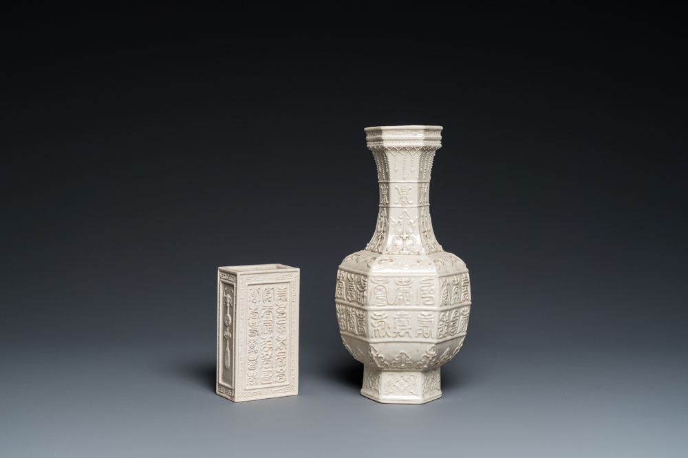Un vase et un pot &agrave; pinceaux &agrave; d&eacute;cor moul&eacute; en porcelaine de Chine en couleur cr&egrave;me &agrave; fond craquel&eacute;, Qing