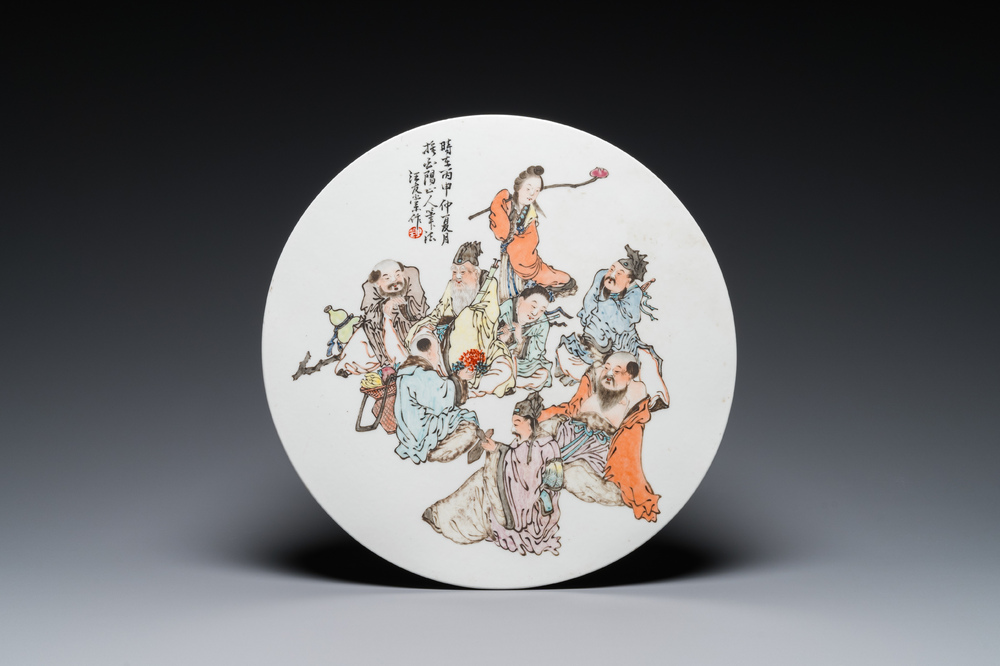 Een ronde Chinese qianjiang cai plaquette, gesigneerd Wang You Tang 汪友棠, 19/20e eeuw