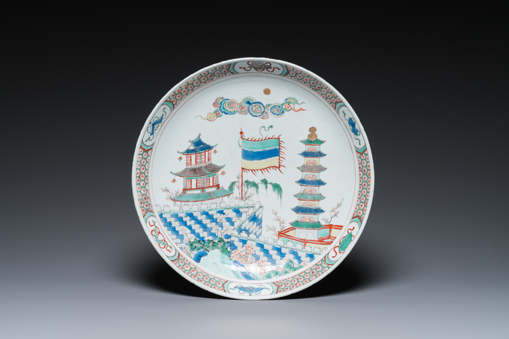 Plat en porcelaine de Chine famille verte &agrave; d&eacute;cor d'une pagode, Kangxi